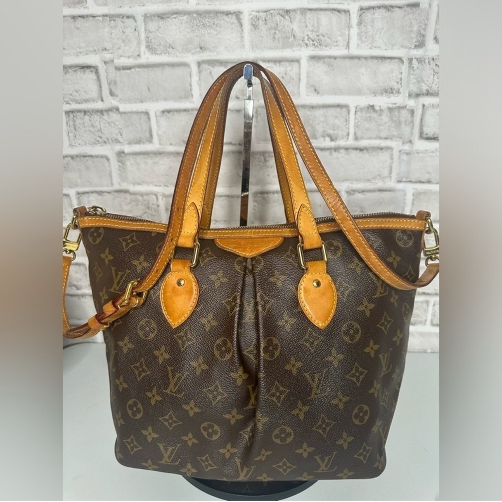 Louis Vuitton Monogram Canvas Palermo PM zip-top closure, detachable strap. - Picture 2 of 12